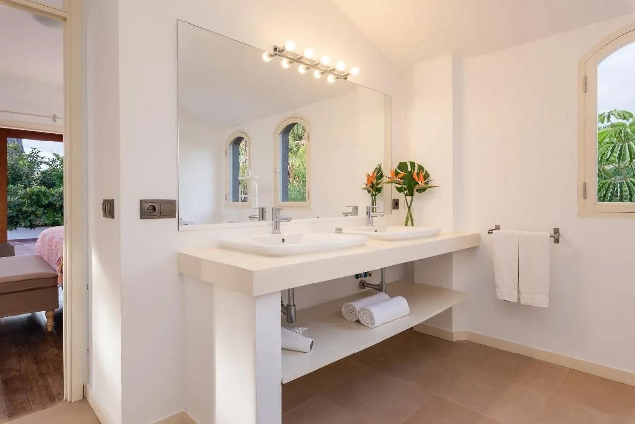 Spacious, Well Appointed, In A Wonderful Raised Location And Stunning Sea Views Costa Adeje  Villa